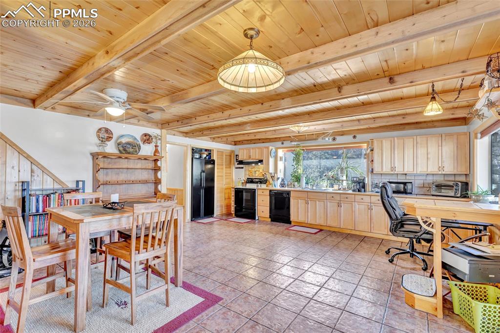 Image 17 of 48: Dining Area