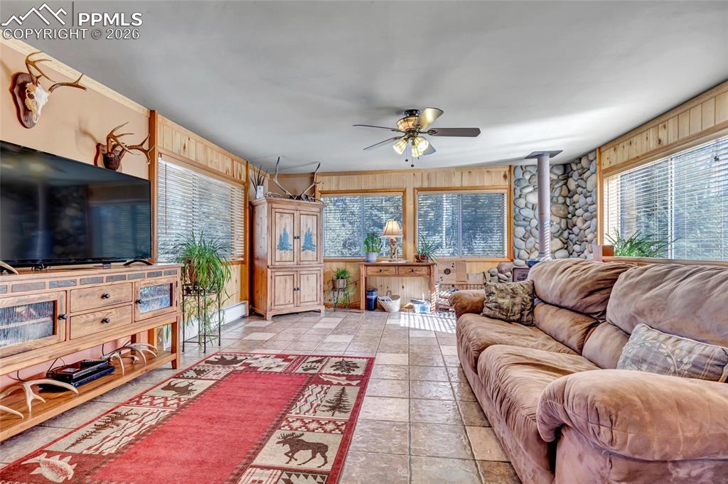 Image 19 of 48: Living Room