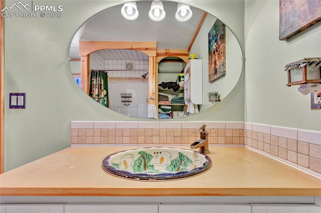 Image 22 of 48: Bathroom