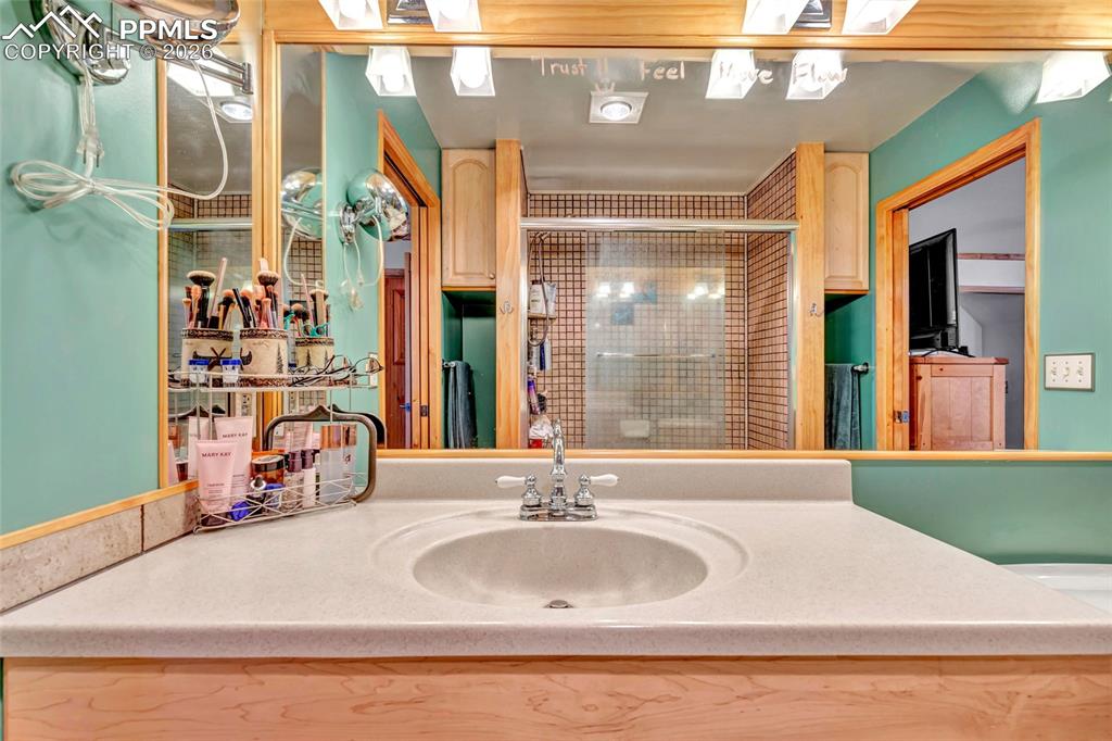 Image 31 of 48: Bathroom