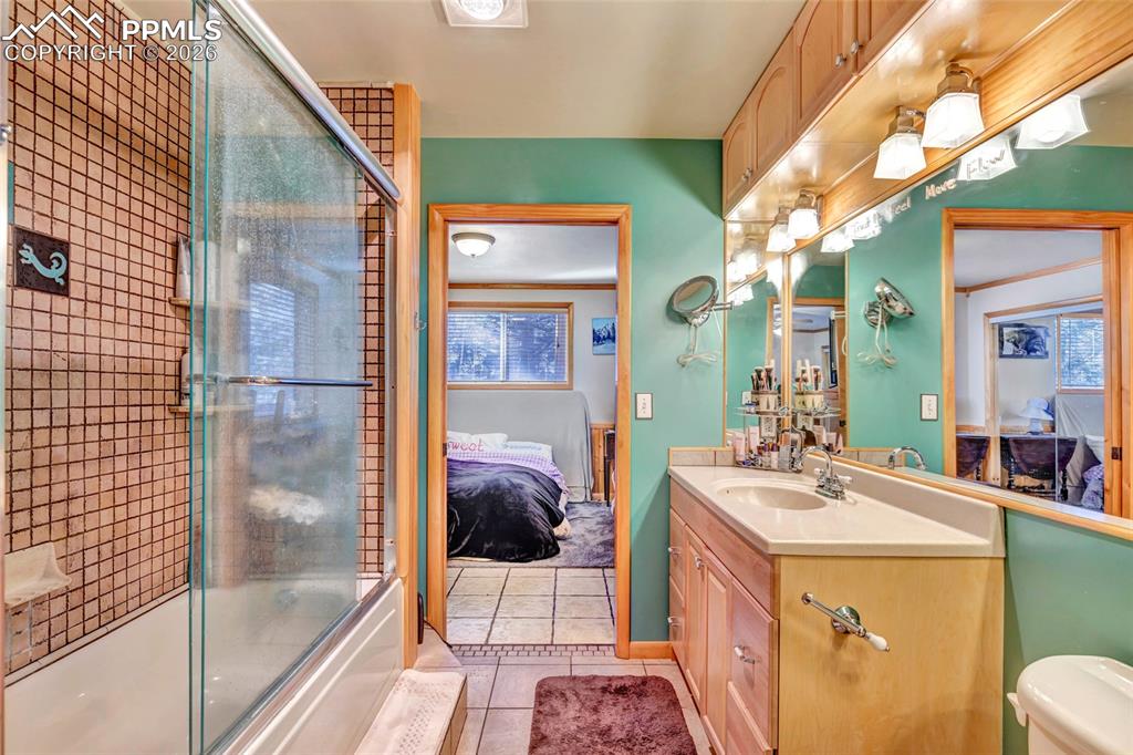 Image 33 of 48: Bathroom