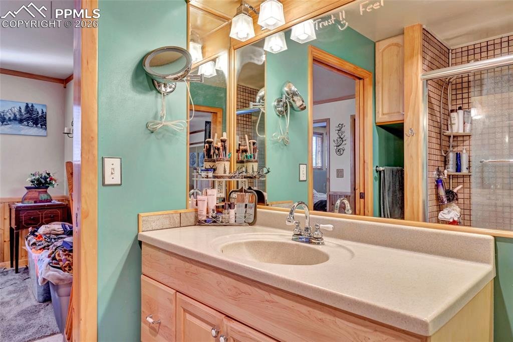 Image 34 of 48: Bathroom