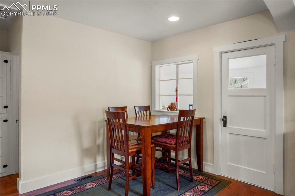 Image 11 of 29: Dining Area