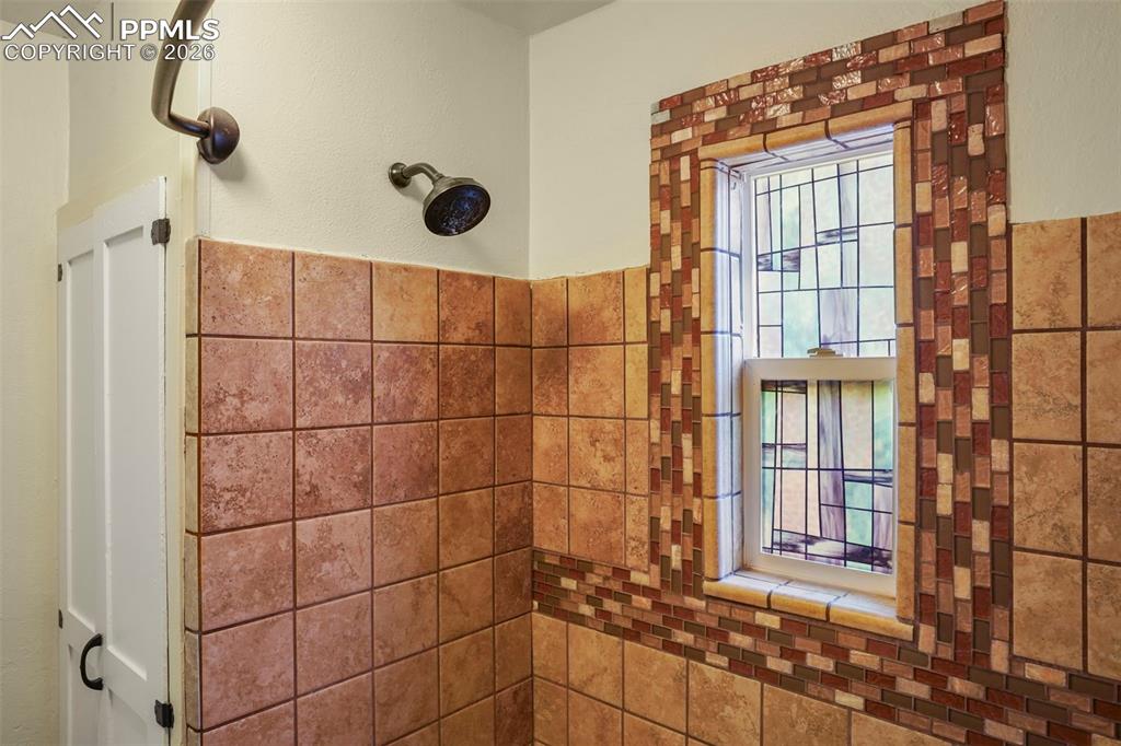 Image 15 of 29: Bathroom