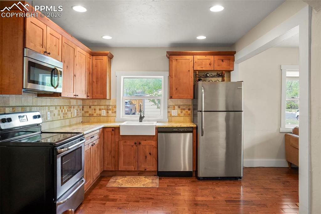 Image 7 of 29: Kitchen