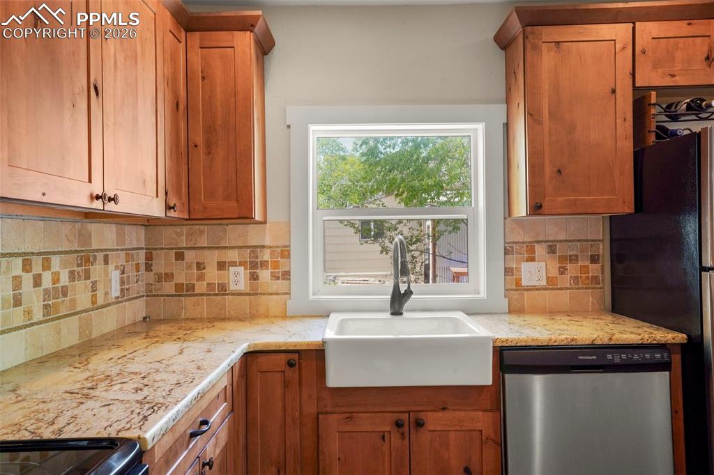 Image 9 of 29: High end granite and cabinets.