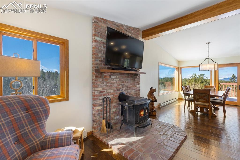 Image 17 of 50: Living Room