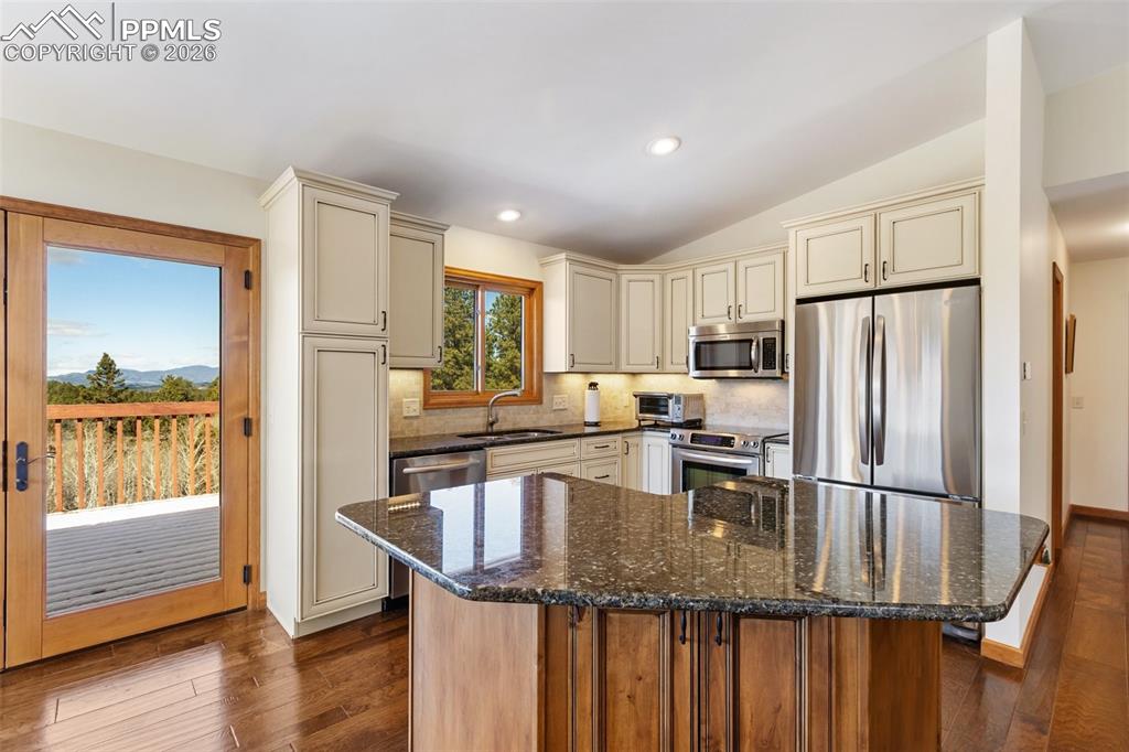 Image 21 of 50: Kitchen