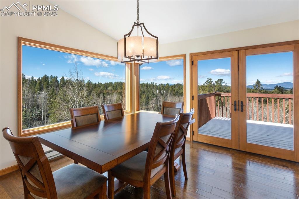 Image 22 of 50: Dining Area