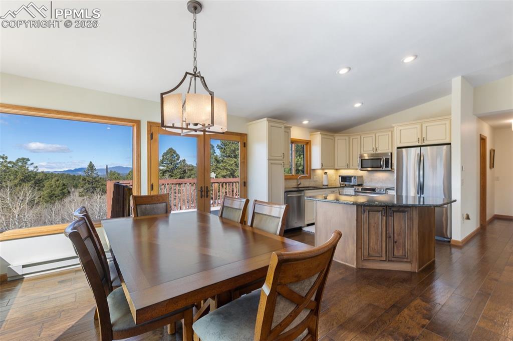 Image 23 of 50: Dining Area