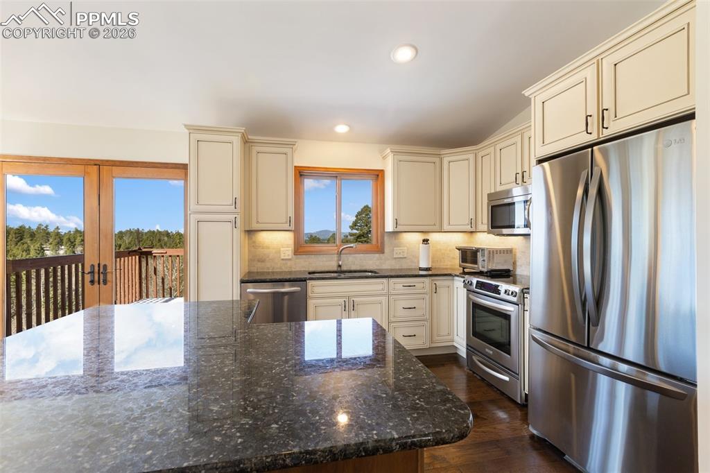 Image 24 of 50: Kitchen