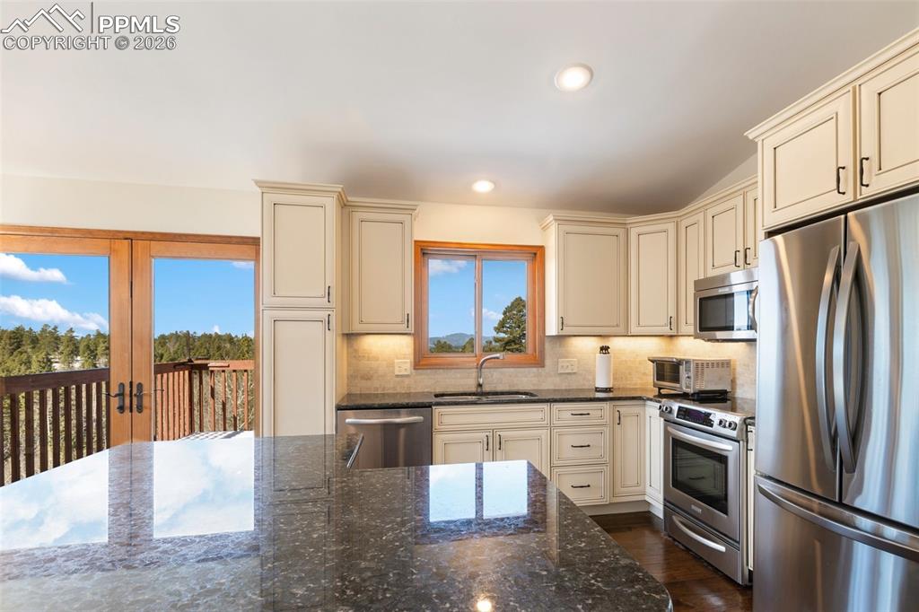 Image 25 of 50: Kitchen