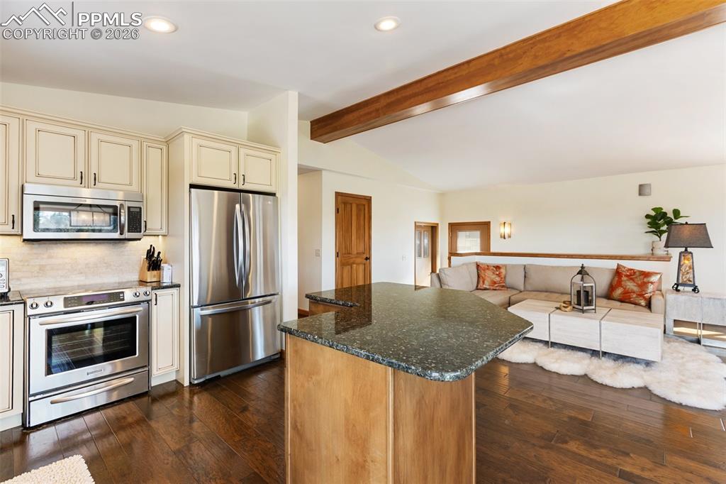 Image 28 of 50: Kitchen