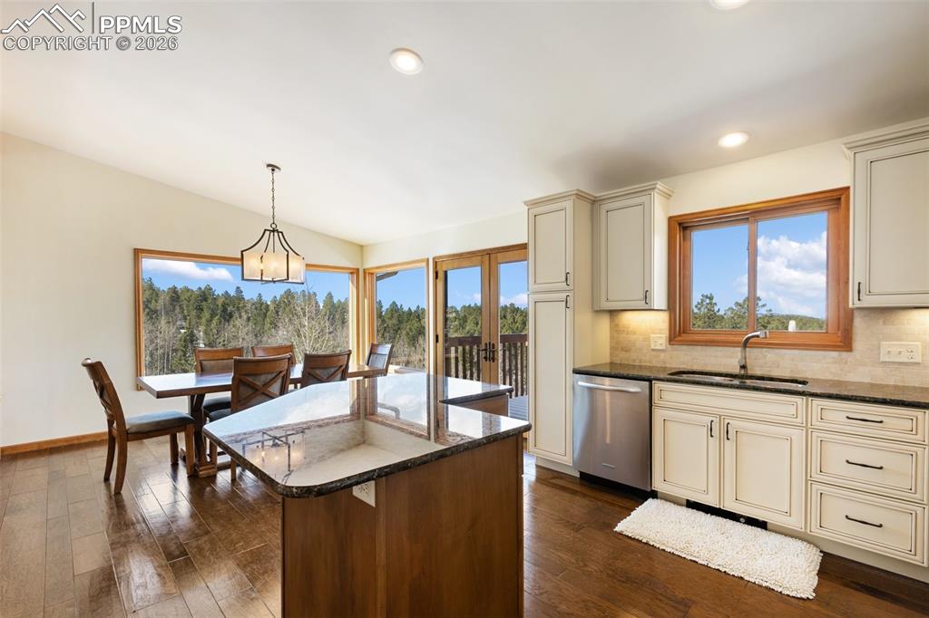 Image 29 of 50: Kitchen