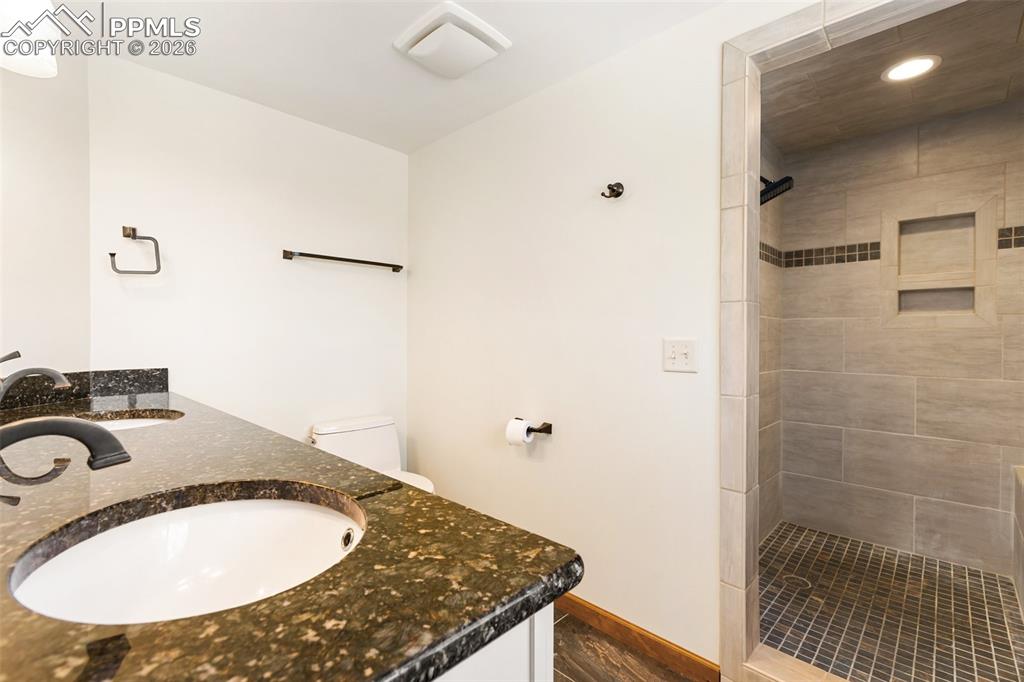 Image 31 of 50: Bathroom