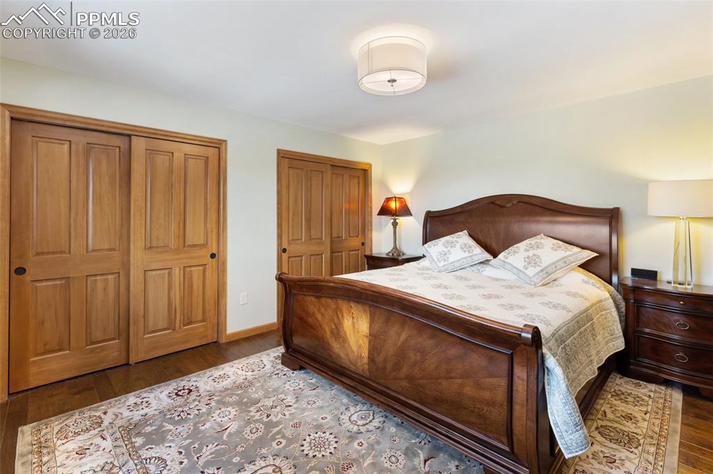 Image 33 of 50: Bedroom