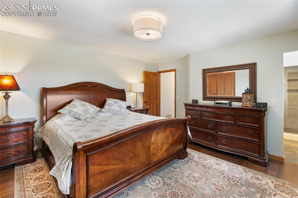 Image 34 of 50: Bedroom