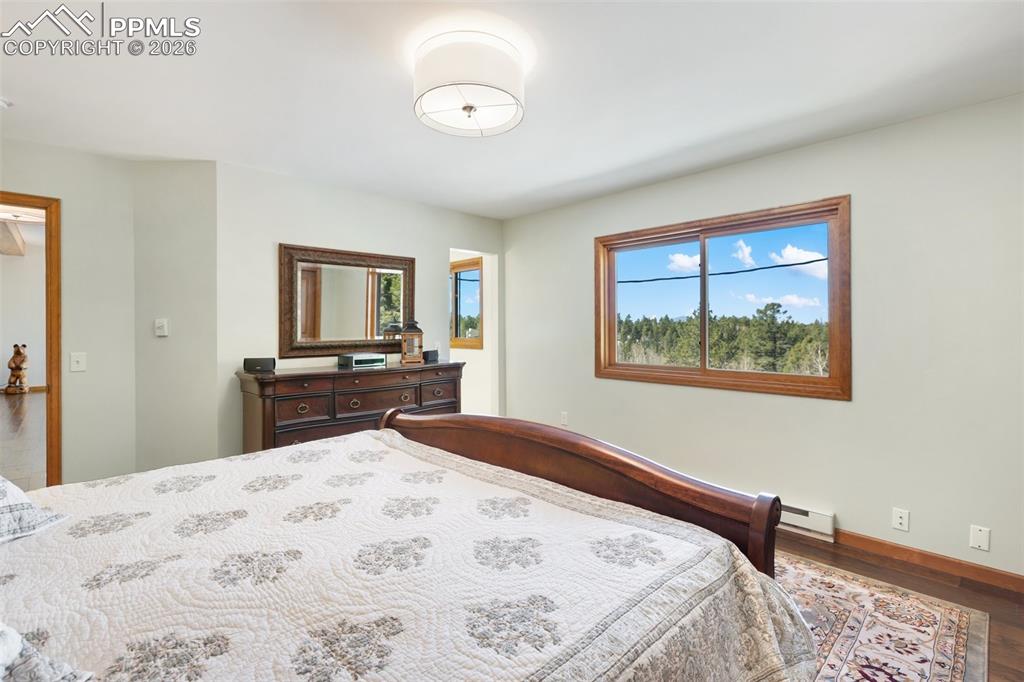 Image 35 of 50: Bedroom