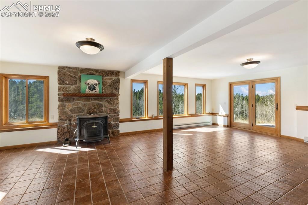 Image 37 of 50: Living Room