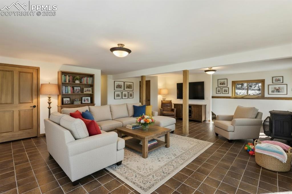 Image 38 of 50: Living Room