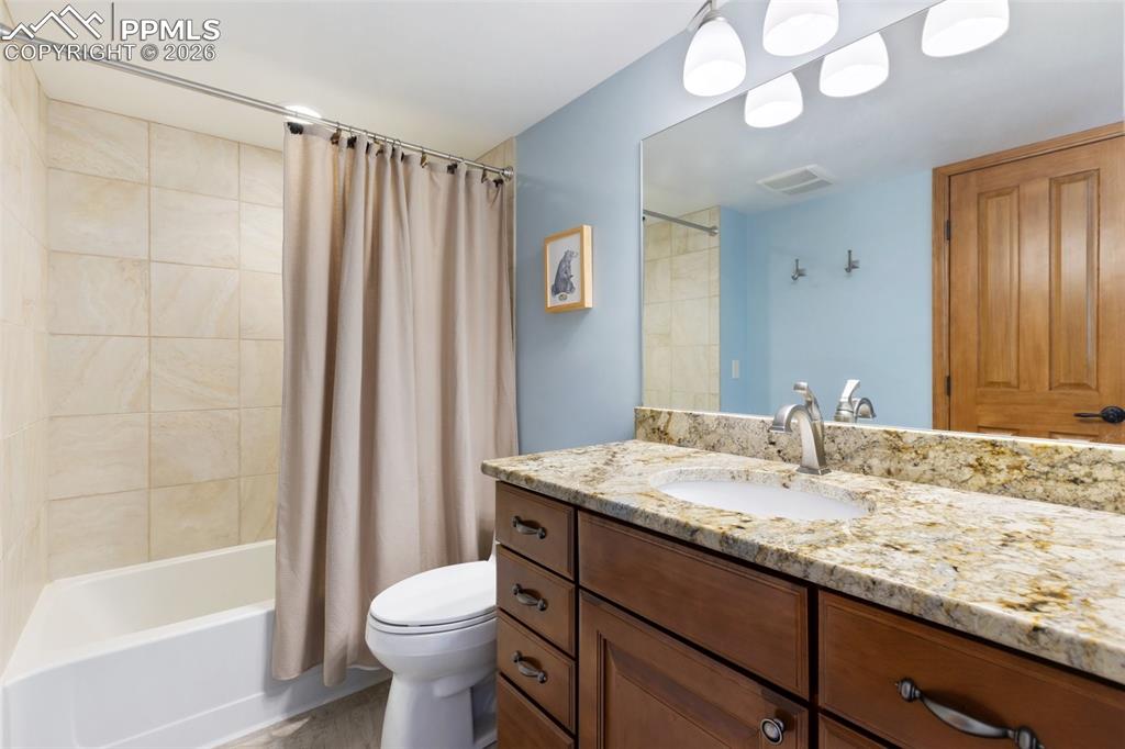 Image 39 of 50: Bathroom