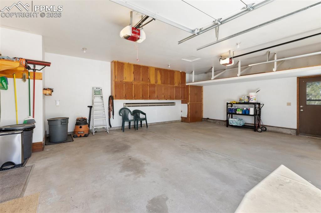 Image 44 of 50: Garage