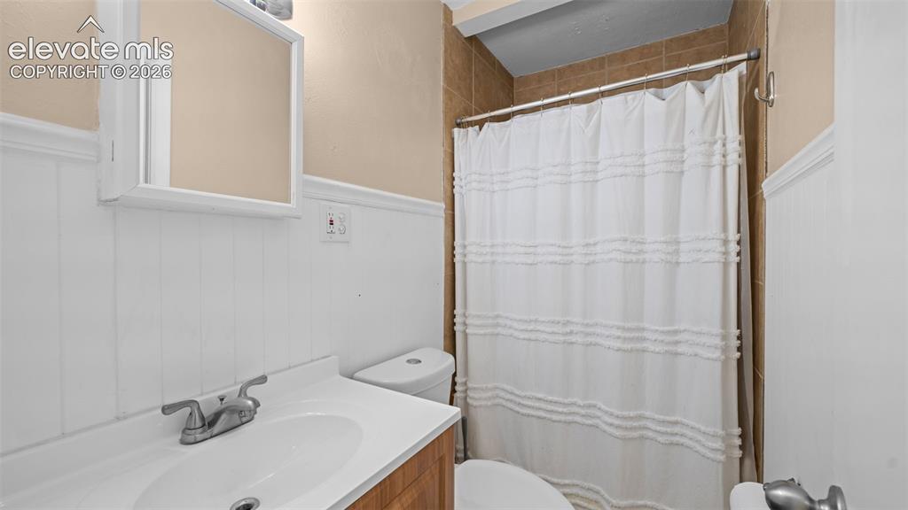 Image 14 of 40: Bathroom