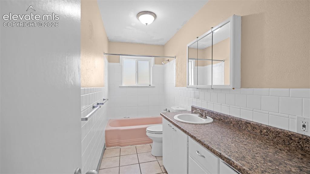 Image 16 of 40: Bathroom