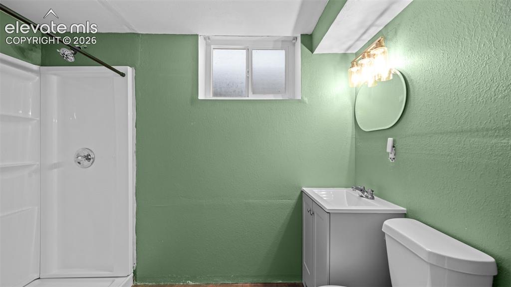 Image 25 of 40: Bathroom