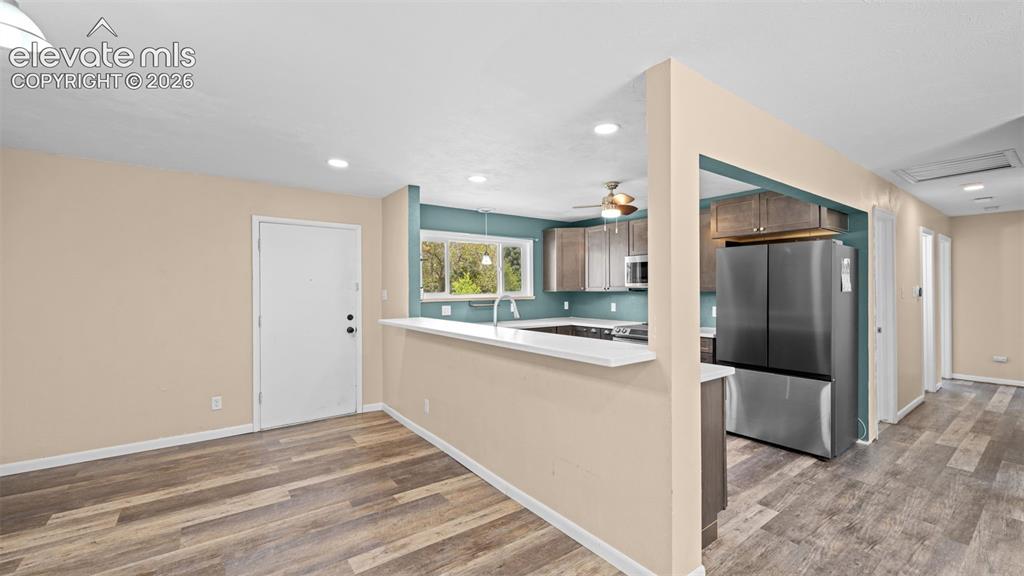 Image 7 of 40: Kitchen