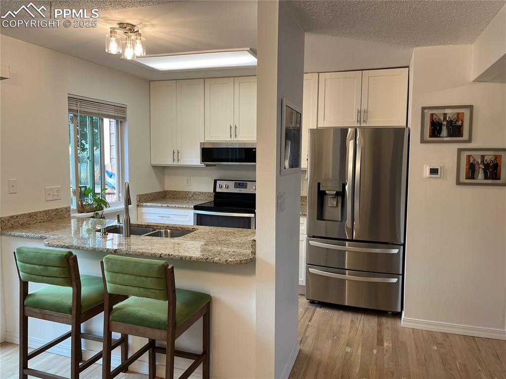 Image 7 of 17: Kitchen