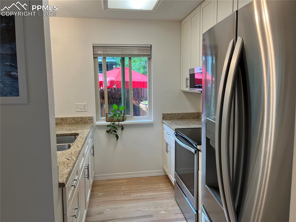 Image 8 of 17: Kitchen
