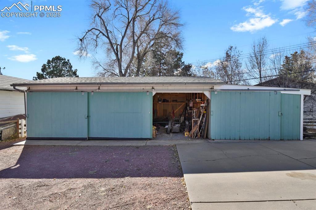 Image 33 of 37: Additional vehicle or workshop storage shed, fully enclosed for 3 vehicles