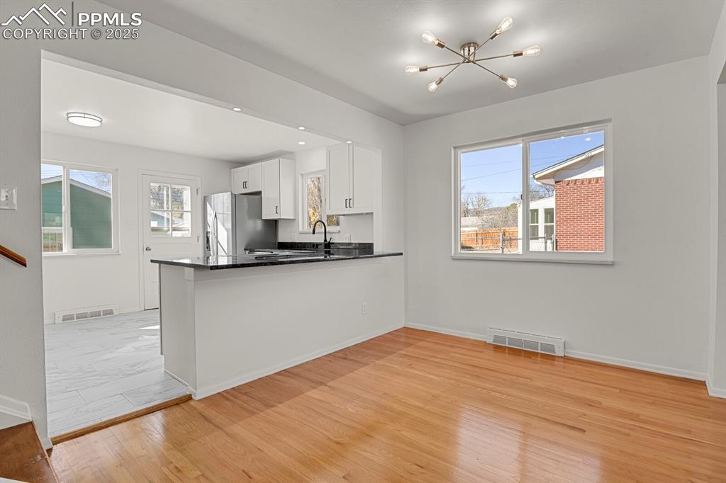 Image 8 of 37: Counter Bar