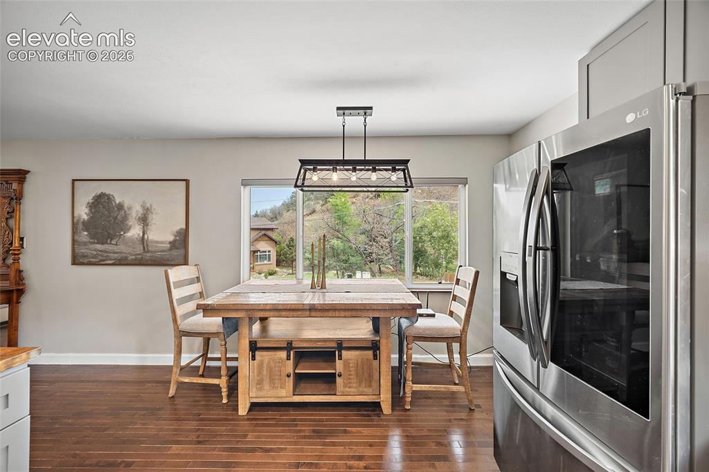 Image 10 of 40: Kitchen
