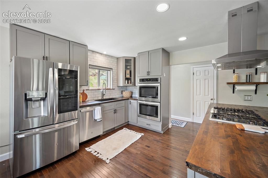 Image 11 of 40: Dining Area