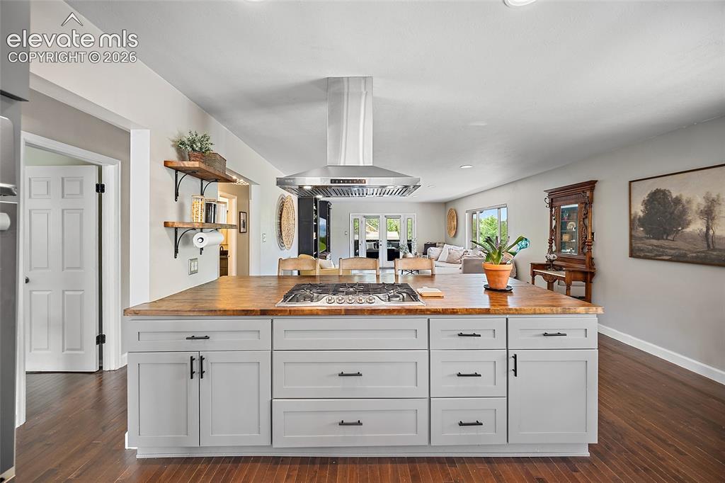 Image 12 of 40: Kitchen