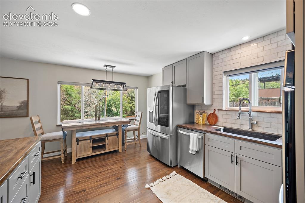 Image 13 of 40: Kitchen