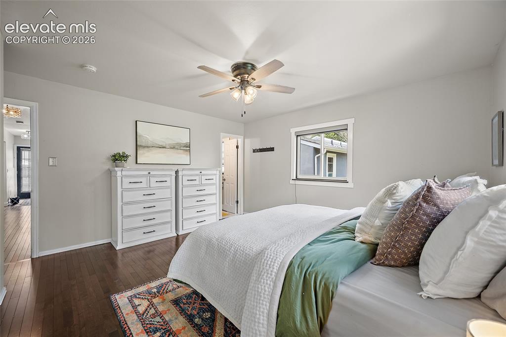 Image 18 of 40: Bedroom