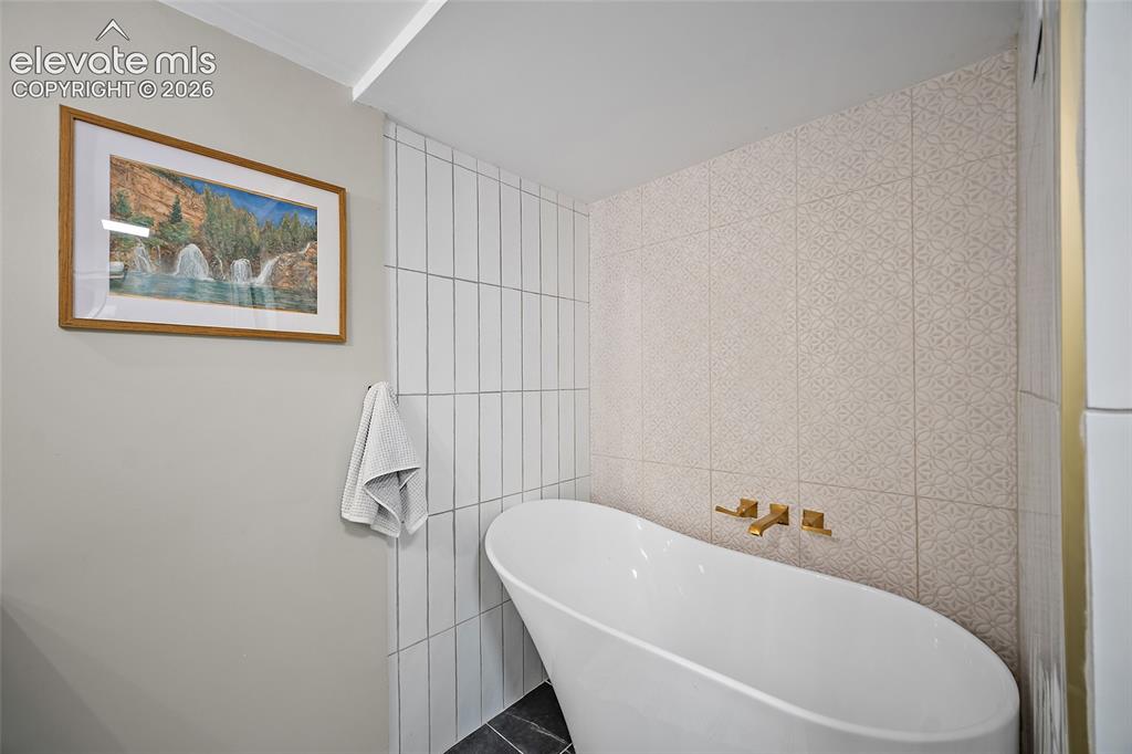 Image 36 of 40: Bathroom