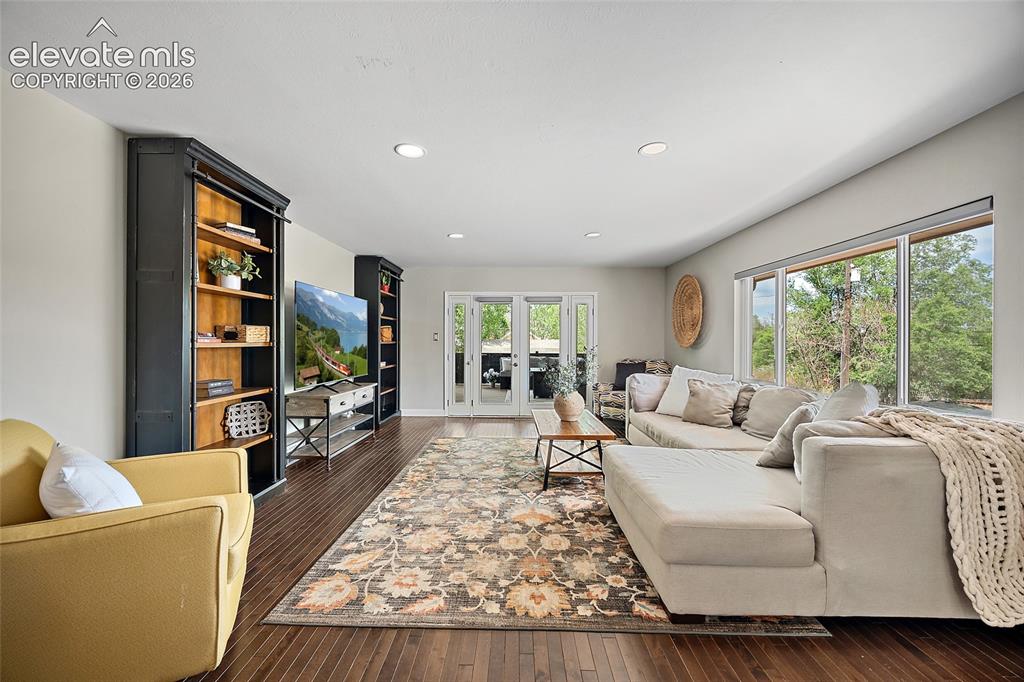 Image 5 of 40: Living Room