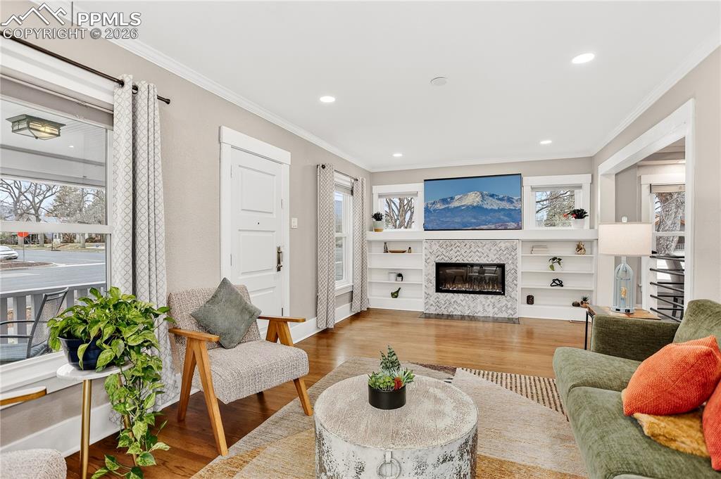 Image 4 of 20: Living room