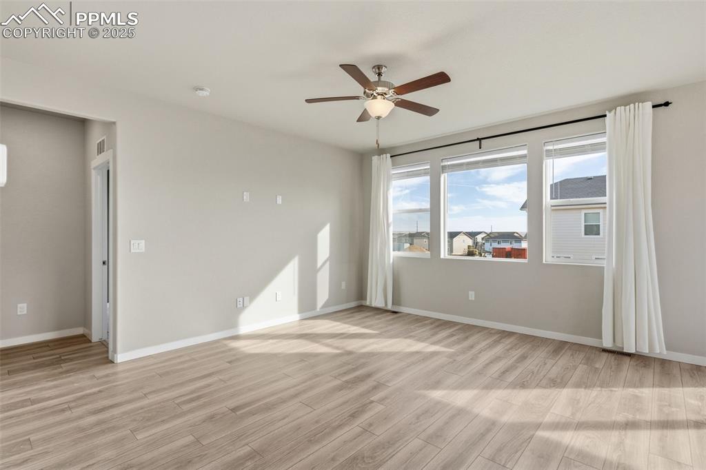 Image 22 of 50: Living Room