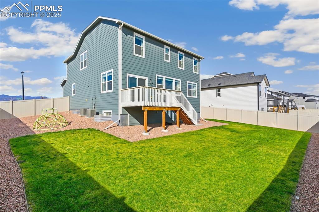 Image 3 of 50: Back of Structure