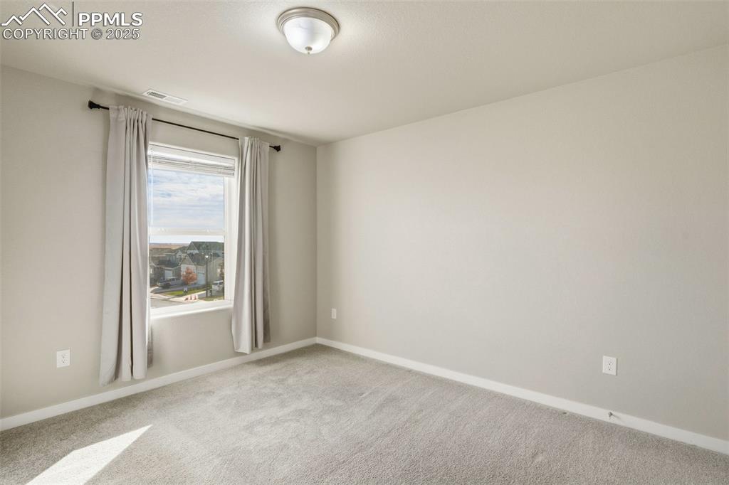 Image 33 of 50: Bedroom