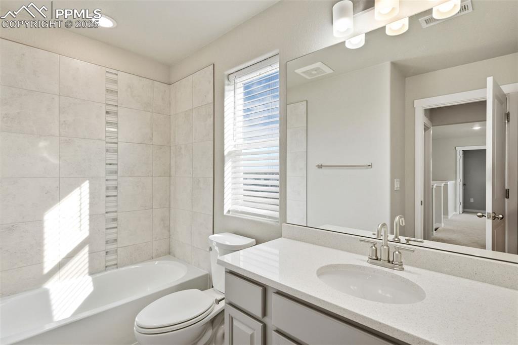 Image 40 of 50: Bathroom