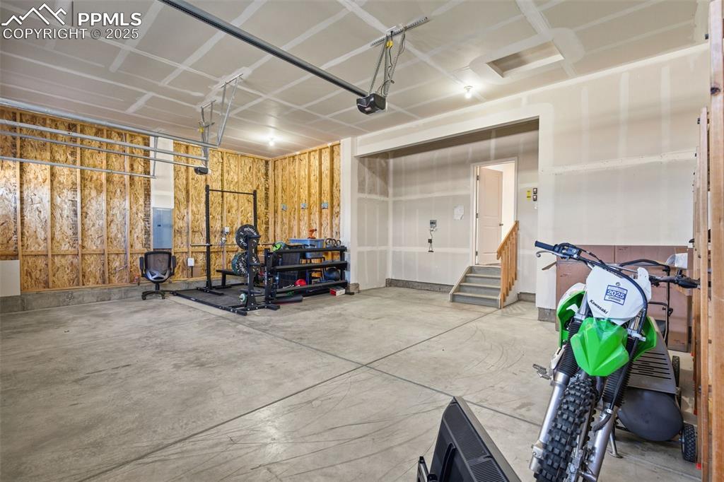 Image 47 of 50: Garage