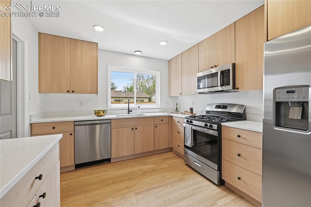 Image 11 of 22: Kitchen