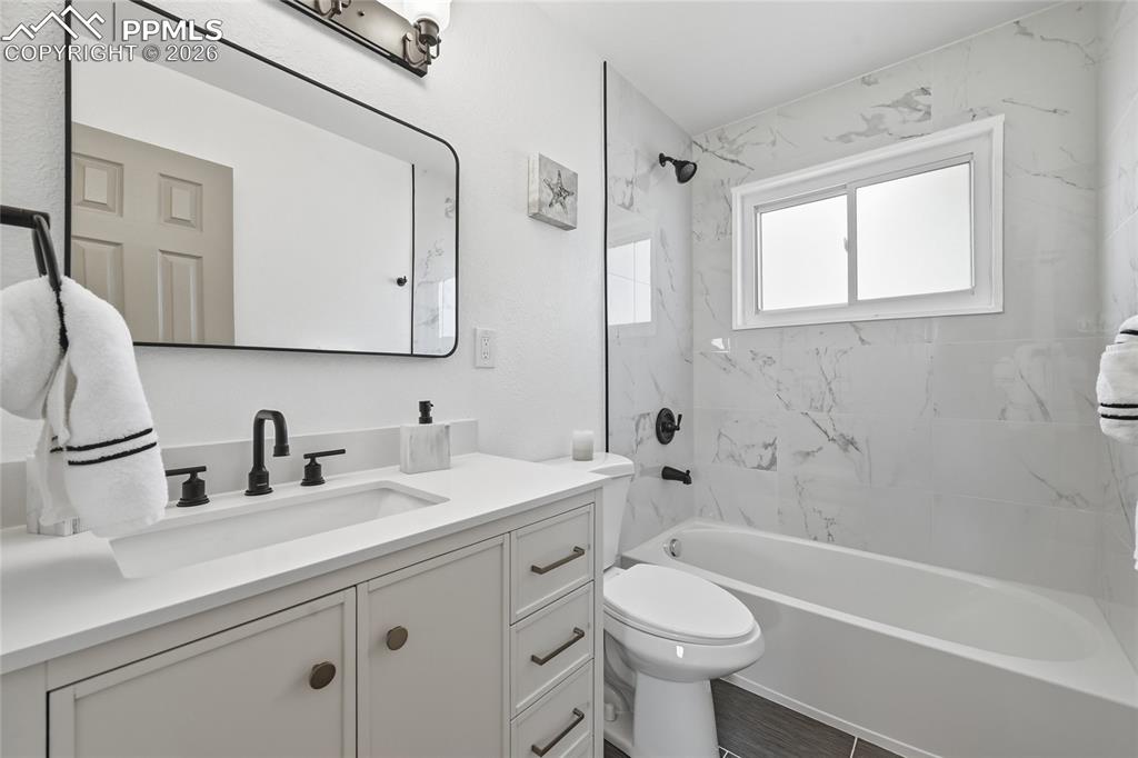 Image 14 of 22: Bathroom