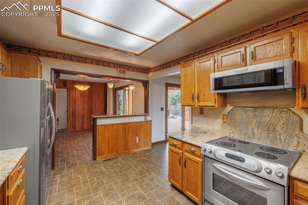 Image 14 of 46: Kitchen